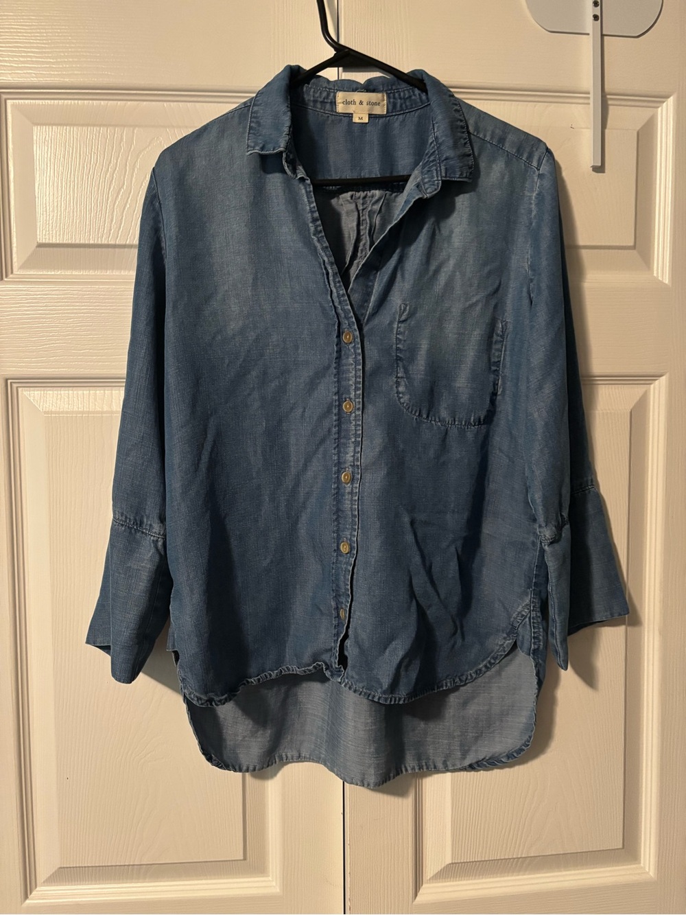 cloth & stone Blue light denim Chambray Button-Up Shirt women’s medium